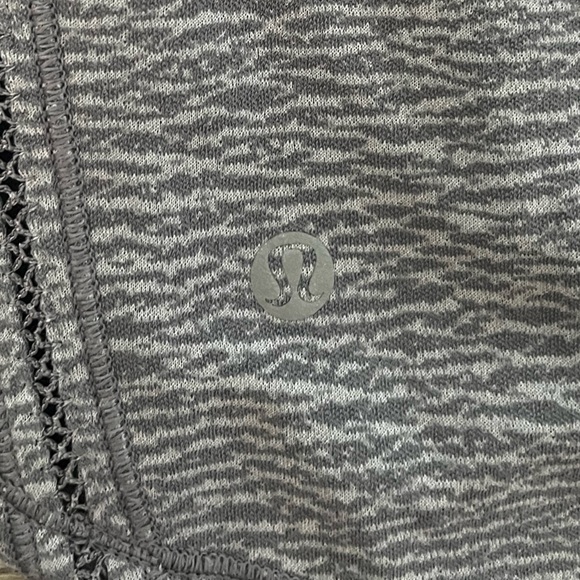 Lululemon top grey/white pattern size 10 - Picture 3 of 3
